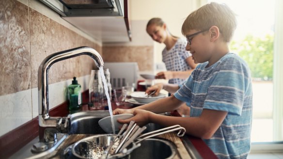 Washing your dishes under running water has its advantages. 