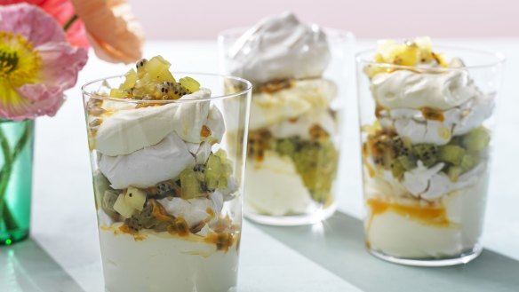 Kiwifruit pavlova pots.