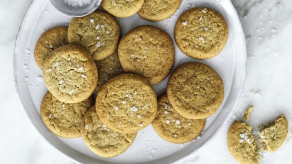 If you have a sweet tooth, these salted honey and tahini shortbreads will help you limit your after dinner snacking.