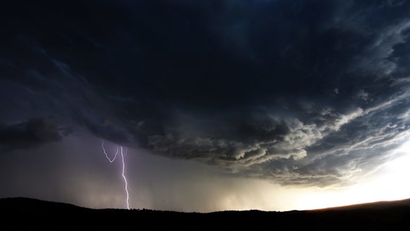 Thunderstorm warning issued for Sydney's west and large band of eastern NSW