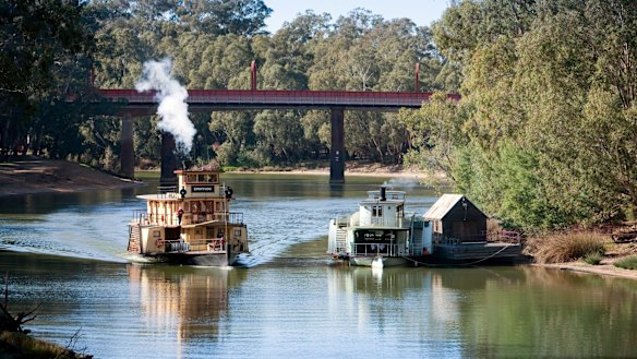 A Murry Paddle steamer comes in to Echuca Wharf.