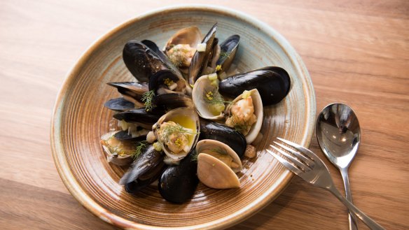 A pot du mollusques combines mussels and diamond clams.