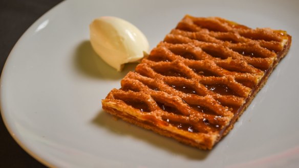 Crostata all'albicocca (classic apricot lattice tart).