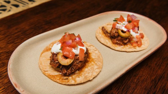 Ropa vieja tostadas.