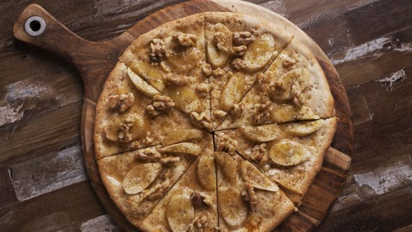 Banana and honey dessert pizza.