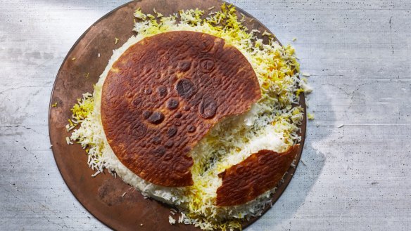 Polo ba tahdig, or Persian rice with bread crust, in New York, April 26, 2019. Tahdig, which means "bottom of the pot," can be made of rice, potatoes, lettuce or bread, as it is here. Food Stylist: Simon Andrews. Prop Stylist: Paige Hicks. (Con Poulos/The New York Times)
 Persian rice with bread crust by Samin Nosrat.