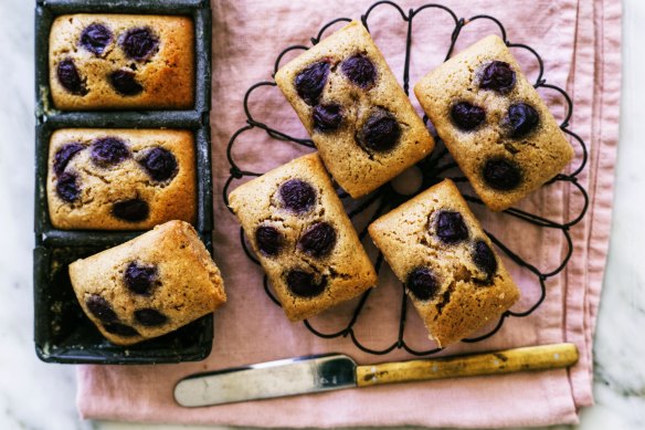 These financiers use olive oil instead of the traditional beurre noisette.