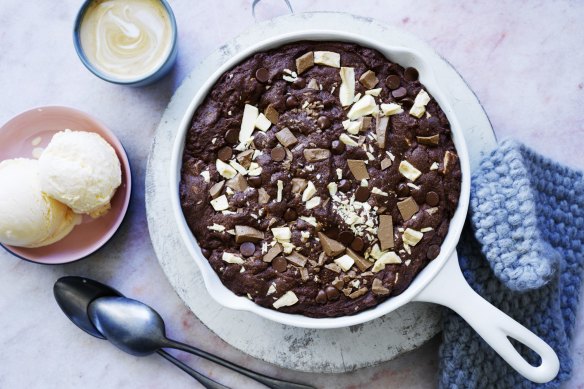 Adam Liaw's big choc chip cookie