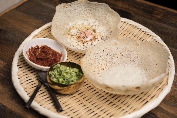 Hopper set (one egg, one plain) with green pol sambol and kata sambol.