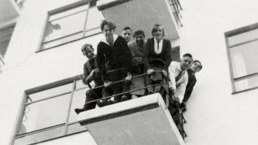 Bauhaus heads and students on the balcony of the Studio Building, 1931/1932.
