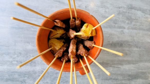 Arrosticini are served in terracotta jugs.