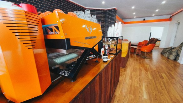An orange espresso machine and swivel chairs give Sunny Boy a retro look.