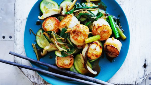 Stir-fried scallops with zucchini.