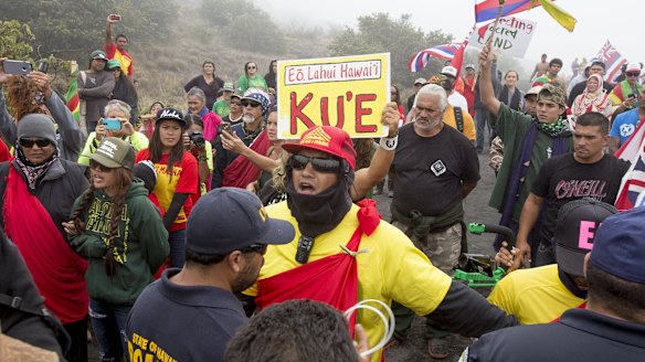 Hawaii mountaintop becomes a battleground between native activists and ...