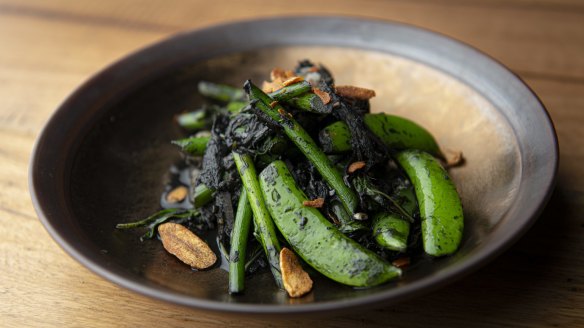 Stir-fried snap peas with cuttlefish. 