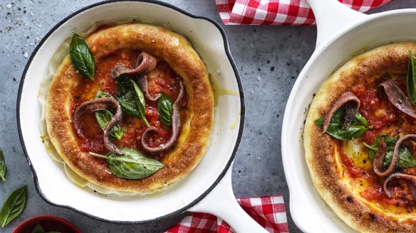 Pizza con tomate.