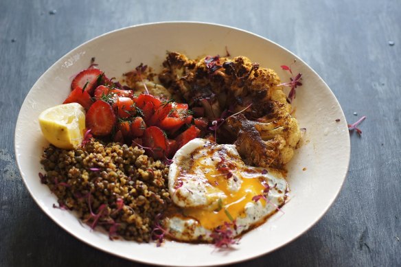Egg, cauliflower, hummus, lentils and quinoa: this grain bowl is a treat.