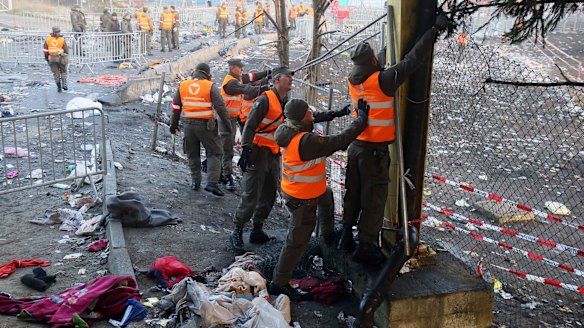 Austrian soldiers erect fences to improve the procedure for arriving asylum seekers in 2015.