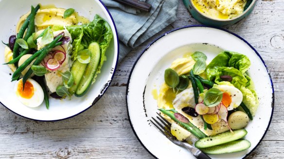 Run out of ideas for using your steamer? Try this healthy steamed blue eye with aioli. 