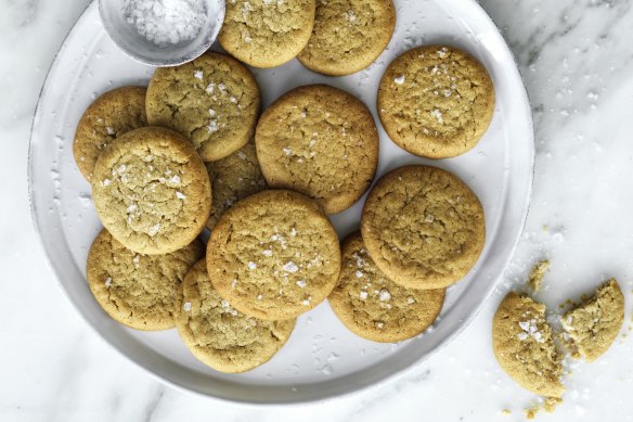 If you have a sweet tooth, these salted honey and tahini shortbreads will help you limit your after dinner snacking.