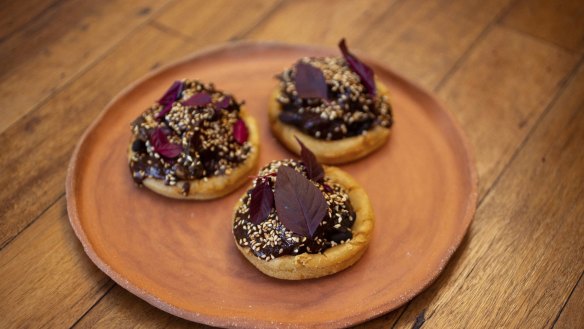 Mole con hongos sope (mushroom mole on thick corn tortilla).