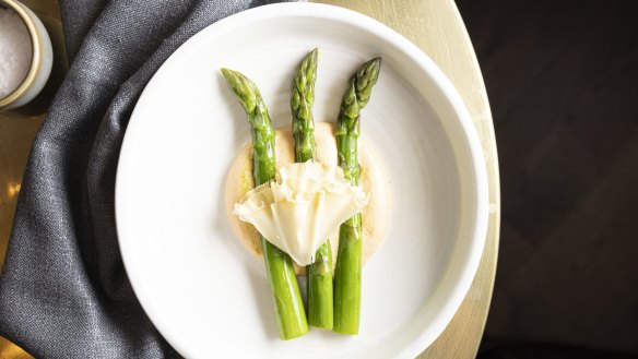 Asparagus with smoked tomato hollandaise.