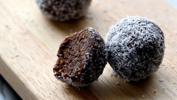 Snack balls made of natural ingredients are big again this year.