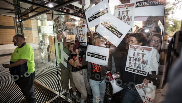 Protesters tried to enter the foyer of the Immigration Department on Tuesday, protesting against the government's refugee policy.