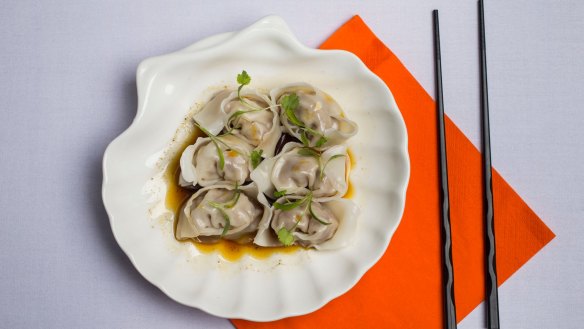 Steamed duck and pork dumplings with special Shanghainese sauce.