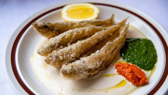 Samak Mezle (fried fish).