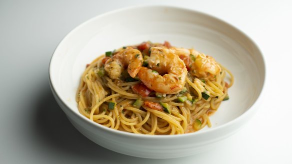 Spaghetti with prawns and zucchini.