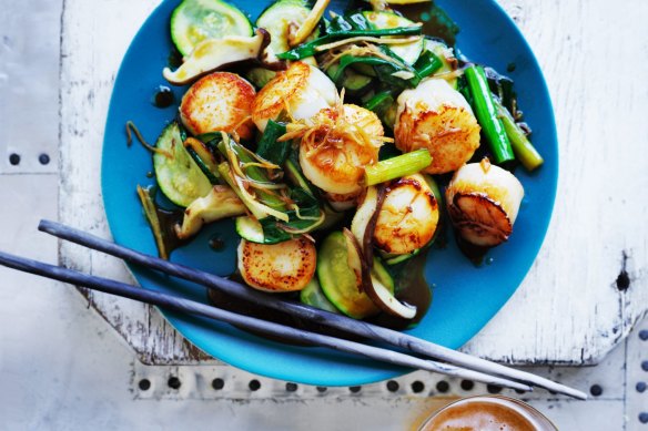 Stir-fried scallops with zucchini.