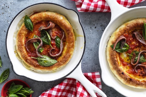 Pizza con tomate.