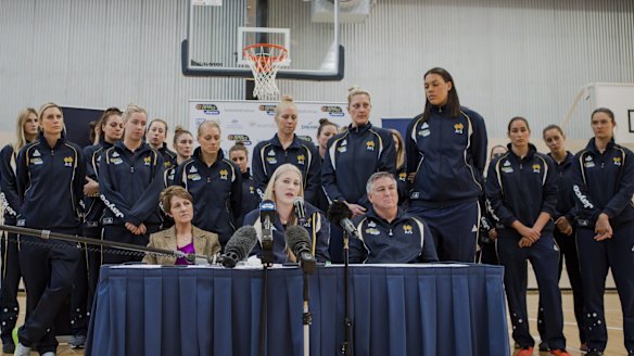 Lauren Jackson announces her retirement with her Australian Opals teammates supporting her.