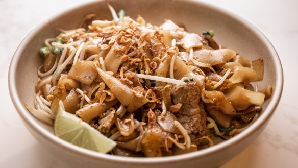 Kwetiaw goreng sapi (beef noodles).