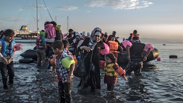 The story behind the heartbreaking photo of refugee family shared by ...
