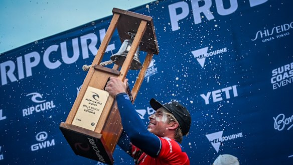 Men's winner Ethan Ewing rings the bell 40 years after his late mother Helen Lambert won the title in 1983.