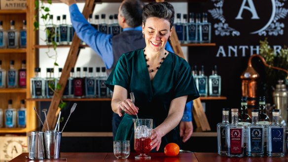 Mixing a negroni at Anther distillery.