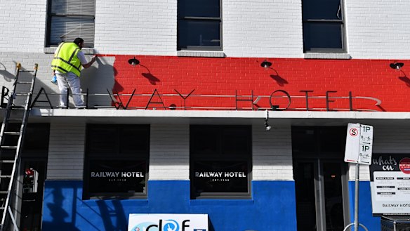 The Railway Hotel in Yarraville gets painted in Bulldogs' club colours.