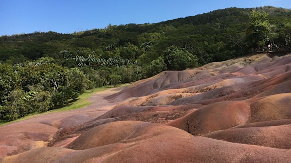 In the Chamarel region you can see the "Seven Colours Earth", where the earth offers a rainbow of colours and nothing grows.