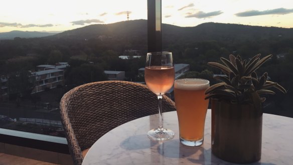 The bar offers180 degree views towards Black Mountain and south across the lake towards the Brindabellas. 