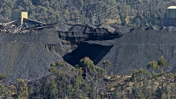 A spill of coal waste and water from the Clarence Colliery coal mine has slid into the Wollangambe River