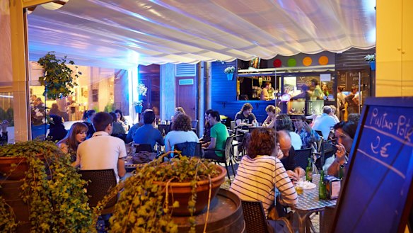 Wine and tapas in a Gros bar.