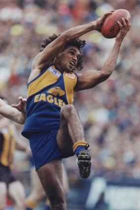Chris Lewis takes a mark in the 1991 Grand Final.