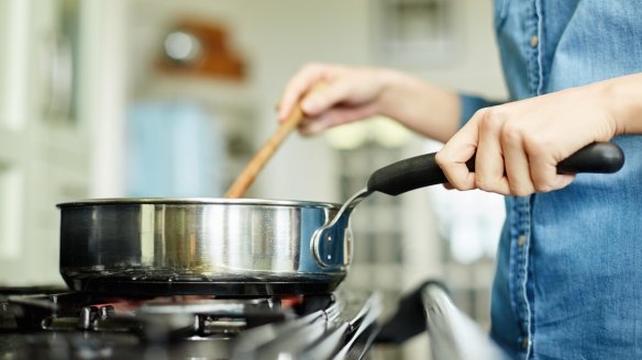 Tiny apartment kitchens have their challenges - small hobs included. 