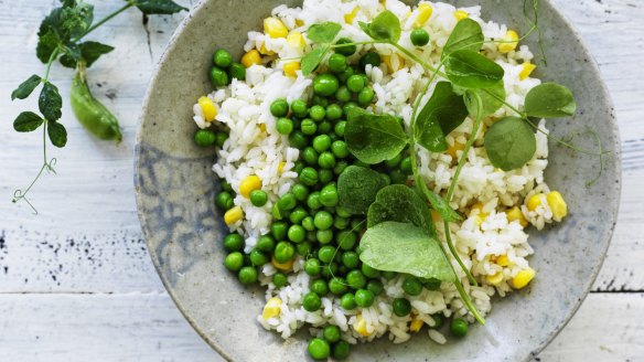 Adam Liaw's corn and green pea rice follows this method 