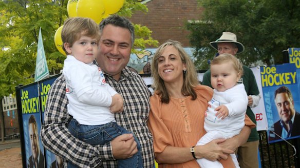 Joe Hockey with his family at Lane Cove Public School, November 20, 2007
