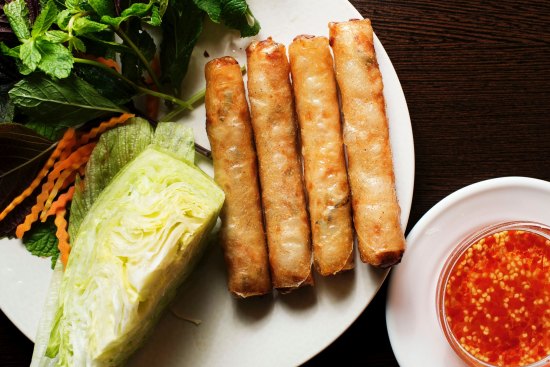 Cha gio (fried Vietnamese spring rolls).