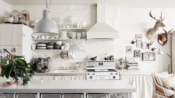 The kitchen is evolving: the kitchen of stylist and decorator Lynda Gardener and her partner, Mark Smith, draws on various eras, styles, shapes and passions for style. 