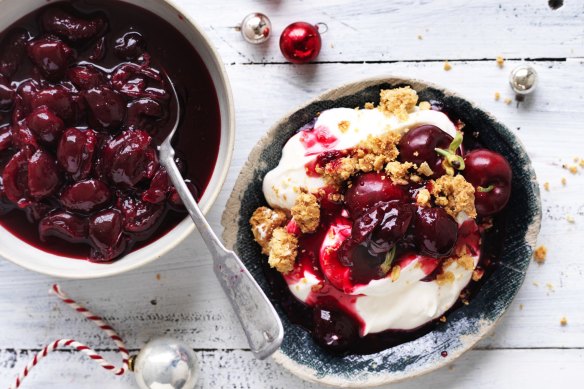 A simple breakfast crumble can be a godsend when trying to serve a pack of hungry house guests first thing in the morning. 